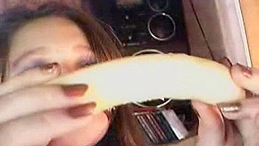 Adolescente Russa Apertadinha se Masturbando com Consolo e Banana!