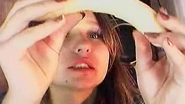 Adolescente Russa Apertadinha se Masturbando com Consolo e Banana!