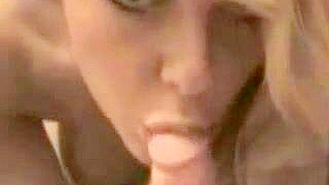 Novinha Gostosa se Masturbando com Buceta Molhada, Boquete POV e Gozada!