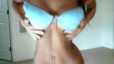 Líder de Torcida Pro se Masturbando em Lingerie de Rede e Meias