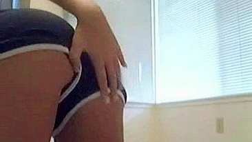 Loira Gostosa Dedando a Buceta na Webcam