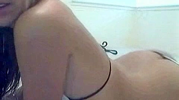 Loira Gostosa Dedando a Buceta na Webcam