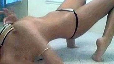 Loira Gostosa Dedando a Buceta na Webcam