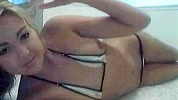 Loira Gostosa Dedando a Buceta na Webcam