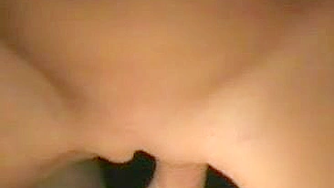 Vídeo Caseiro com Namorada Morena Magrinha Gemendo na Gozada e Mijada