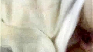 Casal Selvagem Transa no Trem Público - Boquetes, Gozadas e Dedada