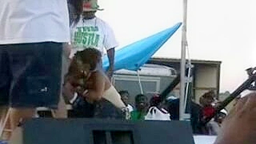 Boquetes Pretos Caseiros em Público com Vadias Negras