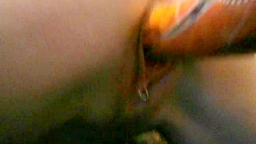 Esposa Caseira Inserindo Vibradores em Foda Amadora