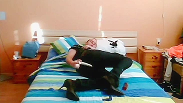 Porno Gay Caseiro - Novinho se Masturba de Salto com Dildo no Cu