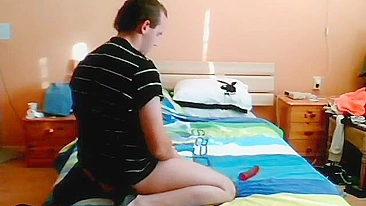 Porno Gay Caseiro - Novinho se Masturba de Salto com Dildo no Cu