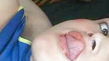 Masturbação caseira de travesti com gozada na webcam amadora