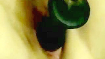 Mãe Caseira se Fista com Dildo e Leva Punho do Marido