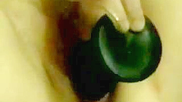 Mãe Caseira se Fista com Dildo e Leva Punho do Marido