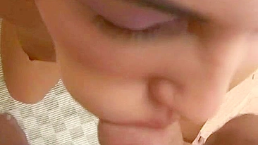 Vídeo Pornô Caseiro - Morena Amadora Dando Boquete Intenso com Gozada Facial