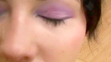 Vídeo Pornô Caseiro - Morena Amadora Dando Boquete Intenso com Gozada Facial