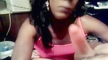 Boquete Interracial Caseiro de Travesti Engolindo Tudo