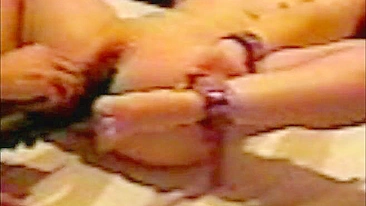 Dupla Penetração Anal Caseira com Pepinos Amadores