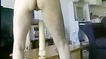 MILF Selvagem Cavalga Dildo Gigante com Namorada no Anal