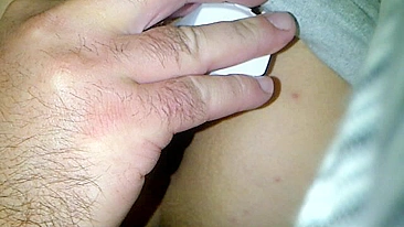 MILF caseira se masturbando com cu peludo e garrafa