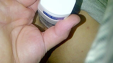 MILF caseira se masturbando com cu peludo e garrafa