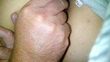 MILF caseira se masturbando com cu peludo e garrafa