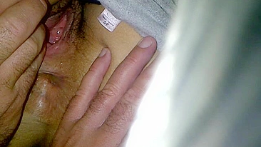 MILF caseira se masturbando com cu peludo e garrafa