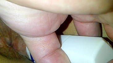 MILF caseira se masturbando com cu peludo e garrafa