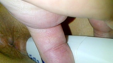 MILF caseira se masturbando com cu peludo e garrafa