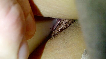 MILF caseira se masturbando com cu peludo e garrafa