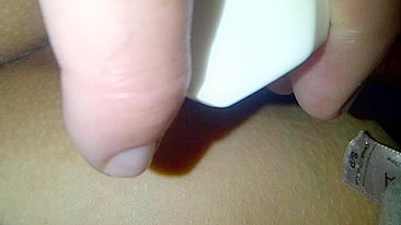 MILF caseira se masturbando com cu peludo e garrafa