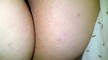 MILF caseira se masturbando com cu peludo e garrafa