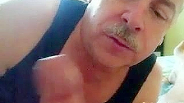 Bissexual Macho Chupa Porra de Casados em Sexo Caseiro