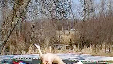 Orgasmo Outdoor Caseiro com Peitos Grandes e Pau na Cama Elástica