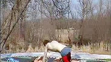 Orgasmo Outdoor Caseiro com Peitos Grandes e Pau na Cama Elástica