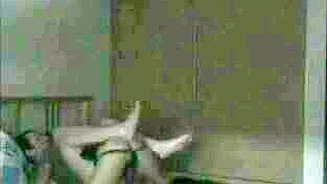 MILF Strapon Anal Bi com Consolo - Femdom Amador Caseiro