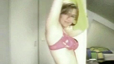 Vídeo Pornô Caseiro - Mãe Loira Faz Strip com Novinhos Safados