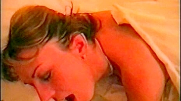 Vídeo Porno Caseiro - MILFs Putas Esfregam Bucetas e Levam Mijadas de Porra