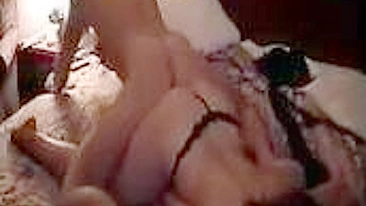 MILF Bissexual Caseira Vai Cu a Cu com Consolo Duplo em Sexo Anal Amador