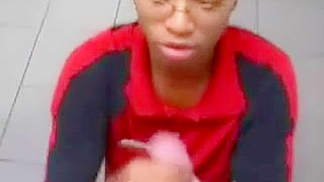 Boquete Ebony Caseiro com Gozada Engolida na Loja de Conveniência