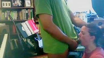 Namorada Interracial Chupa Pauzão e Engole Porra em Boquete Caseiro