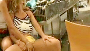 Namoradas Lésbicas se Beijando Selvagem em Voyeur de Saia em Lojas Públicas