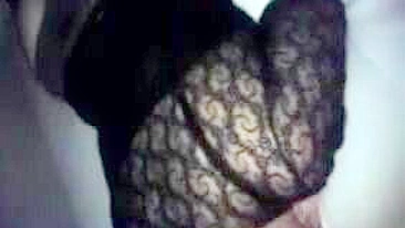 Loira universitária amadora leva fisting e plug no cu com meias caseiras