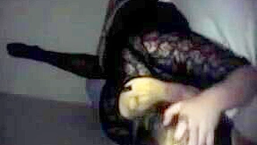 Loira universitária amadora leva fisting e plug no cu com meias caseiras