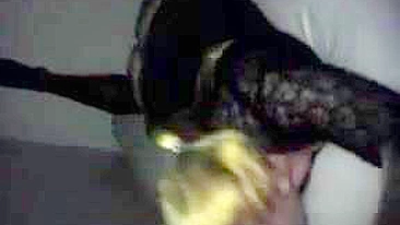 Loira universitária amadora leva fisting e plug no cu com meias caseiras