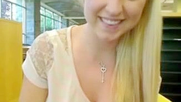 Adolescentes Caseiras Mostrando Peitões e Gozando com Dildos na Biblioteca