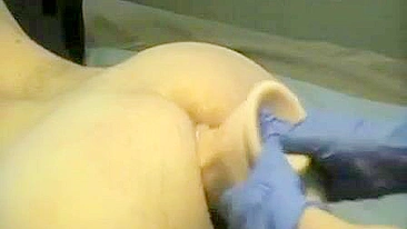 Fisting Caseiro com Dominação Feminina Amadora usando Strapon e Dildo Anal