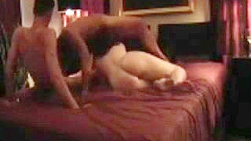 Esposa Swinger em Ménage Caseiro com Touro Fodendo Gangbang Bissexual