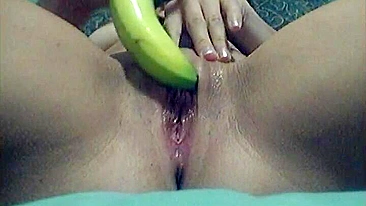 Vídeo Pornô Caseiro - Novinha Apertada Adora Foder com Banana e Dildo Amador