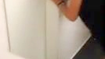 De Quatro Caseira com Namorada Loira na Faculdade no Banheiro do McDonald's