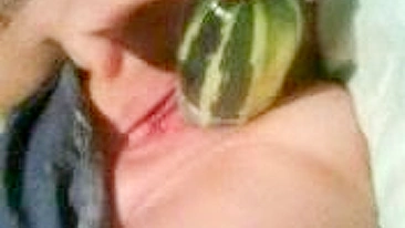 Esticando Buceta Molhada com Dildos Gigantes em Fetiche Caseiro com Legumes